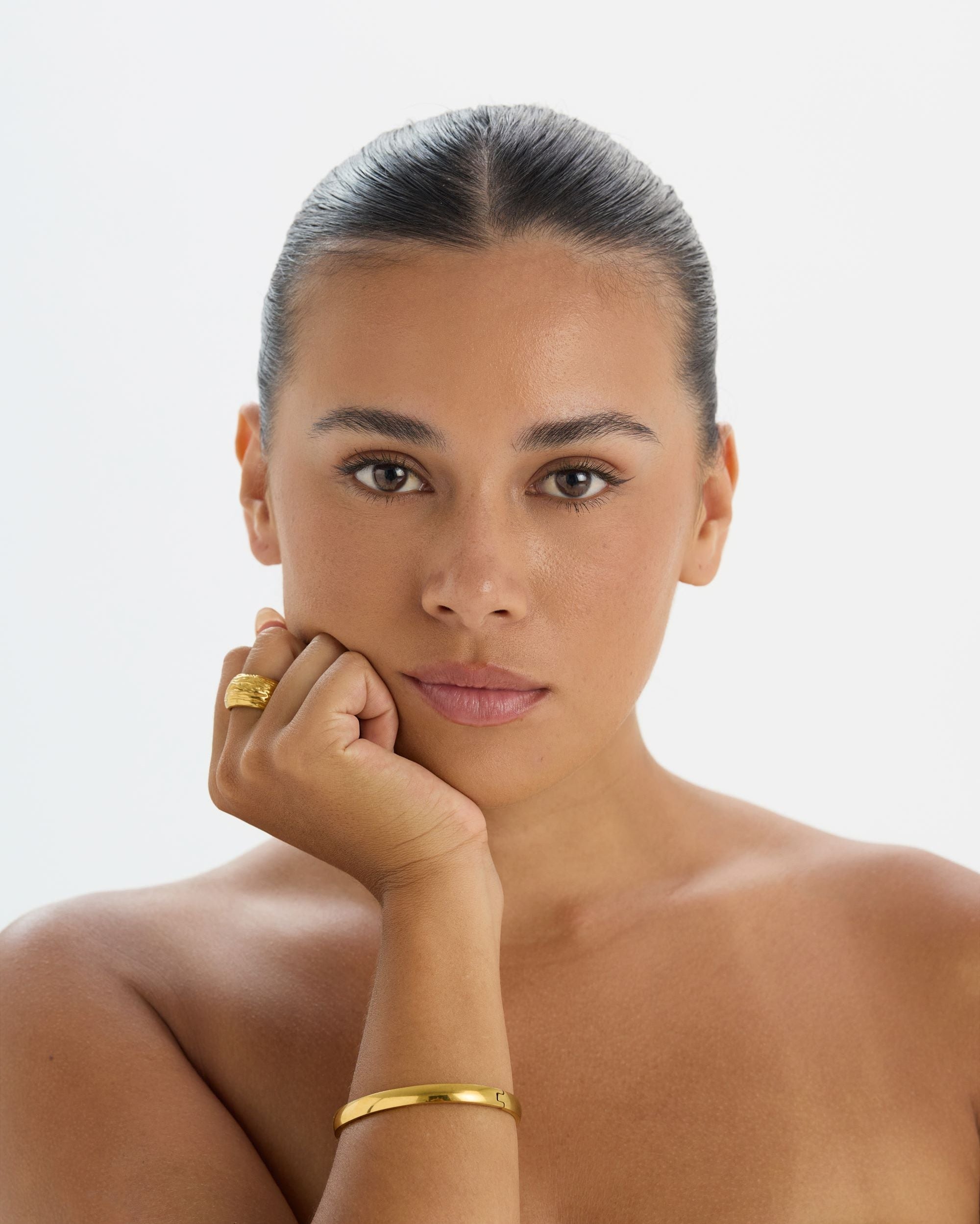Minimalist 18K gold-plated polished hinged bangle and textured ring