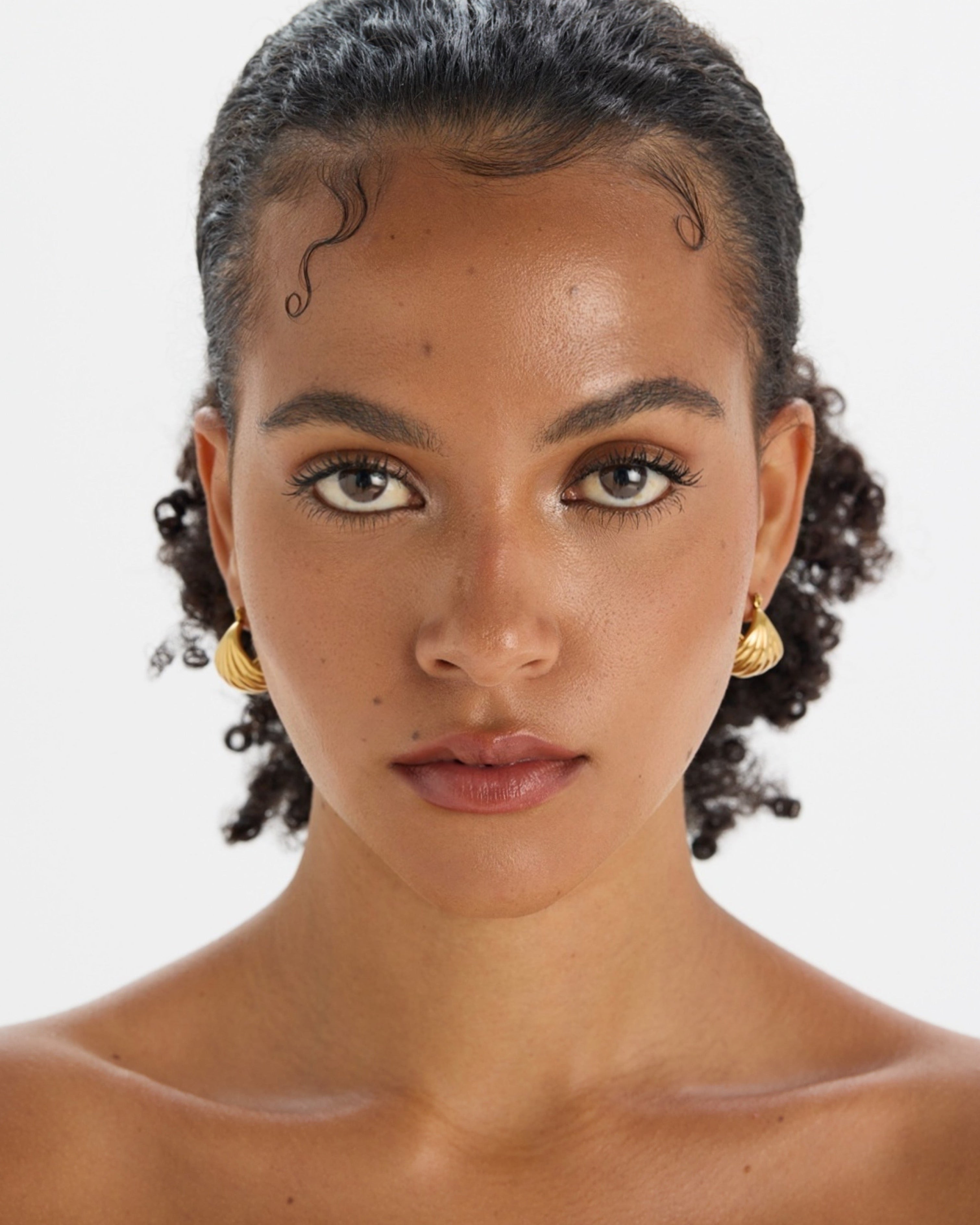 Minimalist staple 18K gold-plated textured crescent hoop earrings
